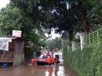 evakuasi-korban-banjir-di-kelurahan-pulo-yang-melibatkan-bayi.jpg