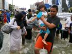 evakuasi-korban-banjir-pangkalpinang_20160209_110238.jpg