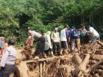 evakuasi-korban-banjir-subang_20160525_070725.jpg