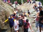 evakuasi-korban-hanyut-di-objek-wisata-air-terjun.jpg
