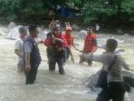 evakuasi-korban-jembatan-penangkaran-rusa-cariu_20180102_133522.jpg