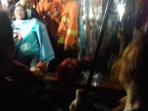 evakuasi-korban-kebakaran-apartemen-parama_20160814_210807.jpg