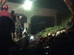 evakuasi-korban-longsing-bandara-soekarno-hatta-jakarta_20180206_115643.jpg
