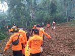 evakuasi-korban-longsor-di-desa-kalijering-padureso-kebumen.jpg