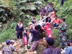 evakuasi-korban-longsor_20151030_175833.jpg