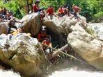 evakuasi-korban-mobil-terjun-ke-sungai.jpg
