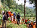 evakuasi-korban-pembunuhan-mbah-slamet.jpg
