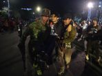 evakuasi-korban-penonton-surabaya-membara_20181109_230007.jpg