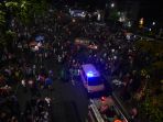 evakuasi-korban-penonton-surabaya-membara_20181109_230047.jpg
