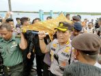 evakuasi-korban-tabrakan-speedboat-paspampres-di-palangkaraya_20200310_024859.jpg