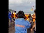 evakuasi-korban-tenggelam-di-pantai-pangandaran.jpg