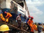 evakuasi-korban-terbakarnya-km-sembilang.jpg