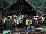 evakuasi-korban-tsunami-lampung-selatan_20181223_195527.jpg