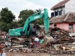 evakuasi-korban-tsunami-lampung-selatan_20181224_215741.jpg