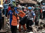 evakuasi-korban-tsunami-lampung-selatan_20181224_215951.jpg