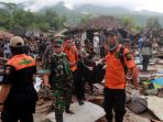 evakuasi-korban-tsunami-lampung-selatan_20181224_220313.jpg