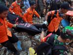 evakuasi-korban-tsunami-lampung-selatan_20181224_220544.jpg
