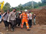 evakuasi-kurban-longsor-di-kampung-cugenang-kabupaten-cianjur_20221122_102540.jpg