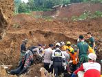 evakuasi-kurban-longsor-di-kampung-cugenang-kabupaten-cianjur_20221122_102701.jpg
