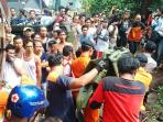 evakuasi-mayat-bayi-tertimpa-pohon-besar_20160925_103930.jpg<pf>evakuasi-mayat-bayi-tertimpa-pohon-besar_20160925_103908.jpg<pf>pohon-tumbang-menimpa-bayi_20160925_102312.jpg