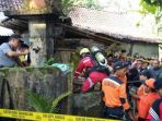 evakuasi-mayat-dari-dalam-sumur_20170525_204738.jpg