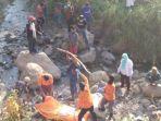 evakuasi-mayat-di-sungai_2.jpg