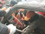 evakuasi-mayat-dlm-truk1.jpg