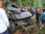 evakuasi-mobil-masuk-jurang-di-kawasan-bromo_20240514_165002.jpg