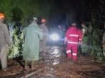 Jalur Cadas Pangeran Sumedang Tertutup Longsor, Jalan Tertutup Material