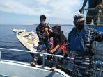 evakuasi-penumpang-kapal-tni.jpg