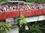 evakuasi-pria-di-jembatan-kelok-9.jpg