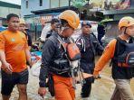 evakuasi-tim-sar-mengevakuasi-warga-dalam-bencana-banjir-di-kota-jayapura-jumat-712022.jpg