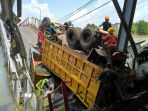 evakuasi-truk-pasca-robohnya-jembatan-widang_20180419_090901.jpg
