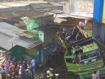 evakuasi-truk-yang-menabrak-rumah-dan-mengakibatkan-tiga-o.jpg