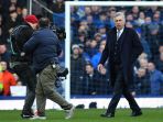everton-vs-manchester-united-1-1-ancelotti-diusir-wasit_20200302_181902.jpg