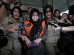 evi-susanti-jalani-pemeriksaan-perdana-setelah-ditahan-kpk_20150805_172508.jpg