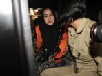 evi-susanti-jalani-pemeriksaan-perdana-setelah-ditahan-kpk_20150805_172715.jpg