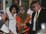 evy-susanti-ditahan-kpk_20150803_215321.jpg