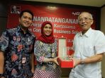 executive-vice-president-area-jabotabek-jabar-telkomsel-yetty-kusumawati-bersama-general_20170504_183029.jpg