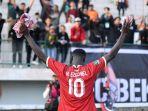 ezechiel-ndouassel-pemain-asal-chad-yang-menggendong-fc-bekasi.jpg
