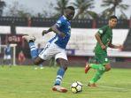 ezechiel-ndouassel-saat-tampil-menghadapi-psms-medan-pada-pekan-ke-30.jpg