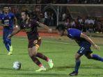 ezra-walian-beraksi-dalam-laga-liga-1-2019-psm-makassar-vs-arema-fc.jpg