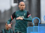 fabinho-berlari-selama-sesi-latihan-di-tempat-latihan-mereka.jpg