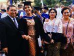 fadli-zon-dan-keluarga-saat-mendampingi-putri-tercinta-shafa-fadli-wisuda.jpg