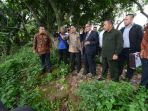 fadli-zon-tinjau-lokasi-sengketa-tanah-di-condet_20170402_115153.jpg