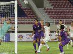 fajar-setya-menyelamatkan-gawang-persik-kediri-dari-gempuran-pemain-persija-jakarta.jpg