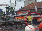 fakta-fakta-tank-tabrak-gerobak-dan-4-sepeda-motor.jpg