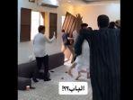 fan-arab-saudi-copot-daun-pintu.jpg