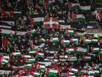 fan-celtic-nyanyikan-youll-never-walk-alone.jpg