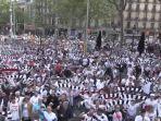 fan-frankfurt-menginvasi-barcelona.jpg